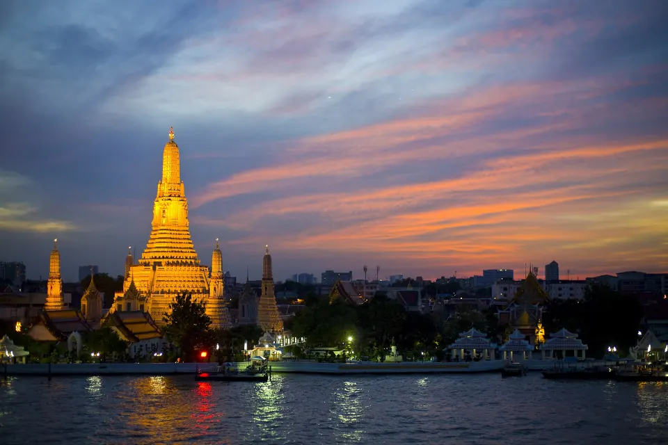 Wat Arun in Bangkok at sunset